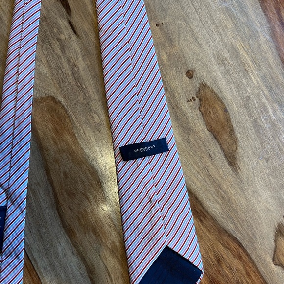 Burberry tie authentic ,classic colours ,used once - Picture 3 of 7